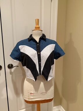 Women's Colorblock Lace Panel Cropped Button-Down Shirt - Blue/Black/White